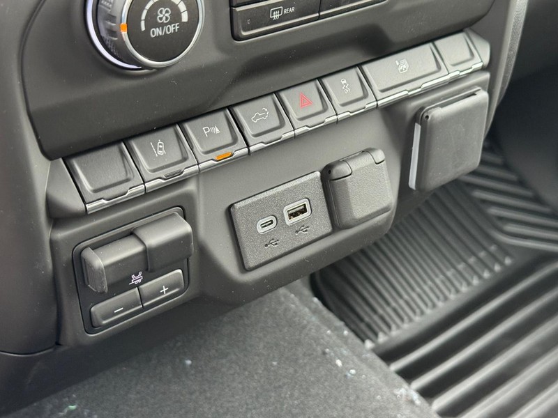 Chevrolet Silverado 2500HD Vehicle Full-screen Gallery Image 14