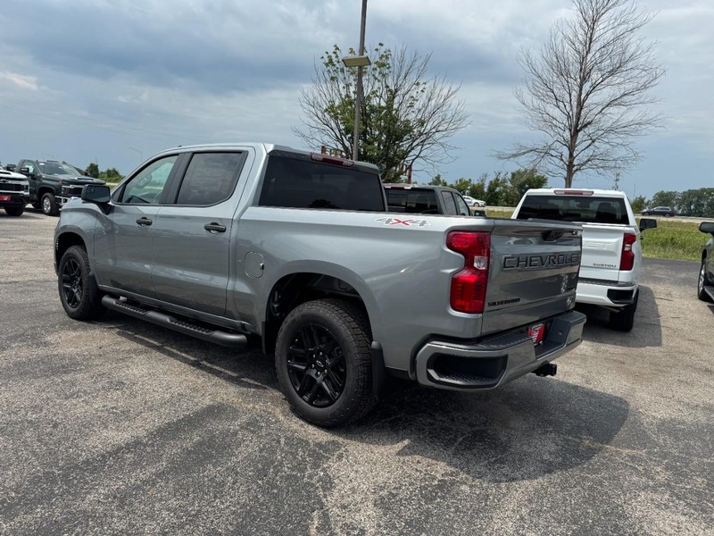 Chevrolet Silverado 1500 Vehicle Full-screen Gallery Image 3