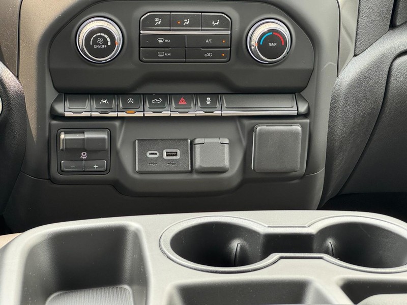 Chevrolet Silverado 1500 Vehicle Full-screen Gallery Image 9