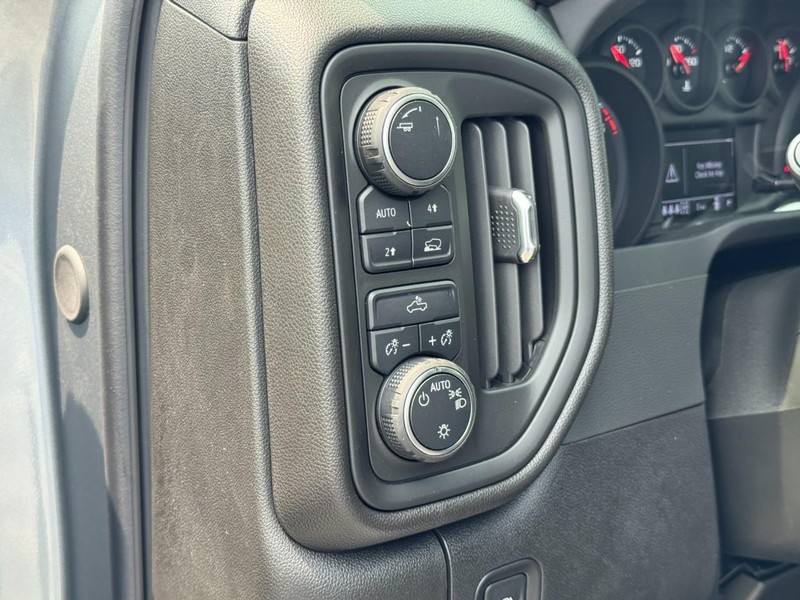 Chevrolet Silverado 1500 Vehicle Full-screen Gallery Image 11