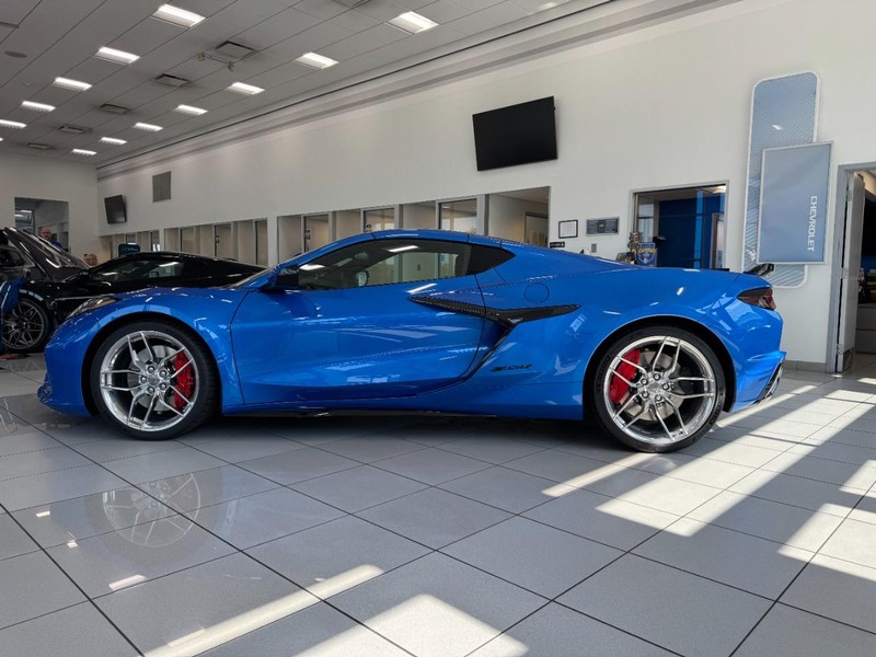 Chevrolet Corvette Vehicle Full-screen Gallery Image 2