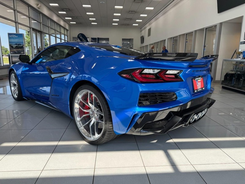 Chevrolet Corvette Vehicle Full-screen Gallery Image 3