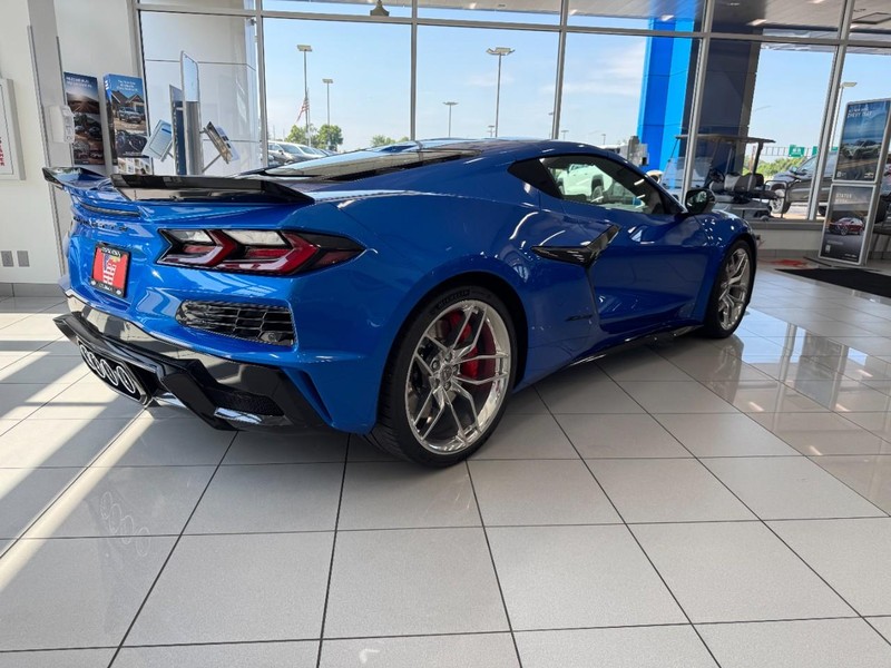 Chevrolet Corvette Vehicle Full-screen Gallery Image 4