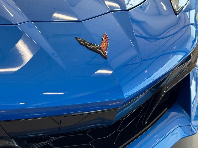 Chevrolet Corvette Vehicle Full-screen Gallery Image 6