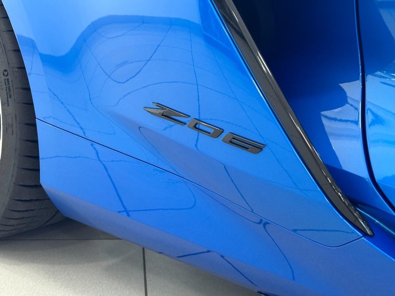 Chevrolet Corvette Vehicle Full-screen Gallery Image 7