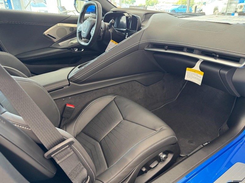 Chevrolet Corvette Vehicle Full-screen Gallery Image 8