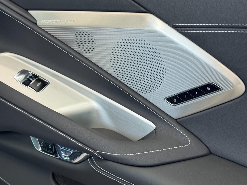 Chevrolet Corvette Vehicle Full-screen Gallery Image 9