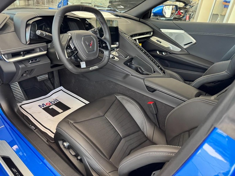 Chevrolet Corvette Vehicle Full-screen Gallery Image 10