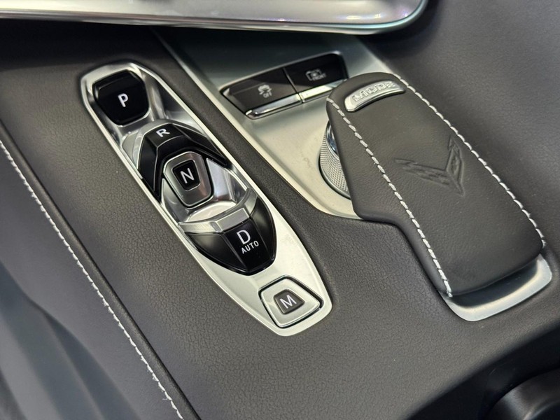 Chevrolet Corvette Vehicle Full-screen Gallery Image 12