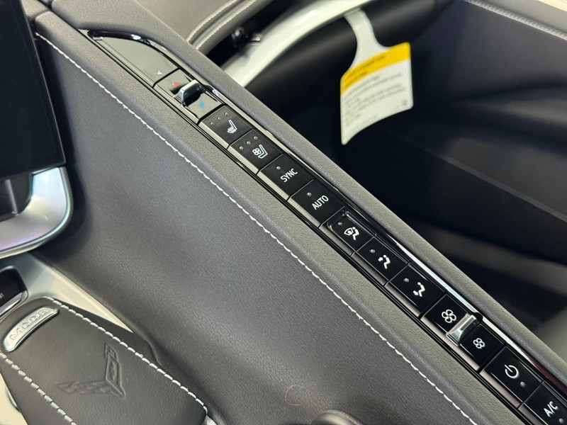 Chevrolet Corvette Vehicle Full-screen Gallery Image 13