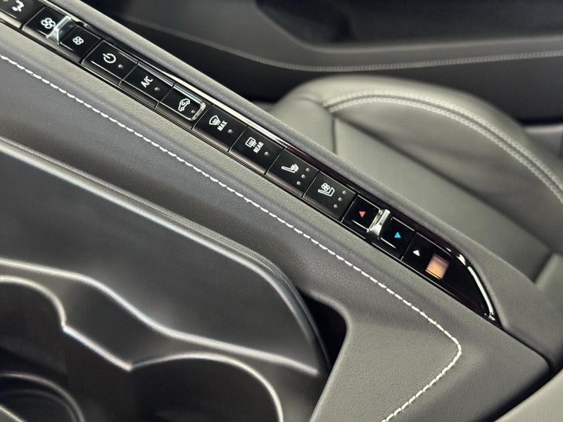 Chevrolet Corvette Vehicle Full-screen Gallery Image 14