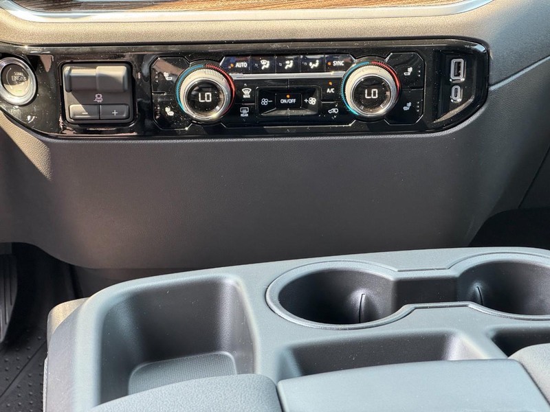 Chevrolet Silverado 1500 Vehicle Full-screen Gallery Image 9