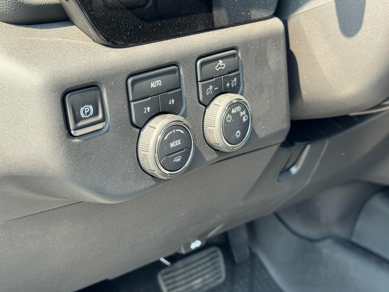 Chevrolet Silverado 1500 Vehicle Full-screen Gallery Image 11