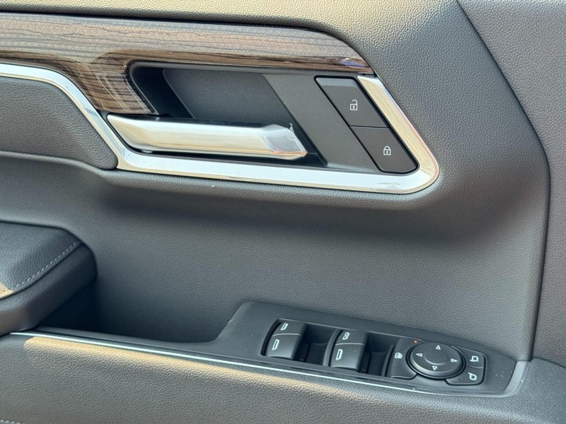 Chevrolet Silverado 1500 Vehicle Full-screen Gallery Image 17