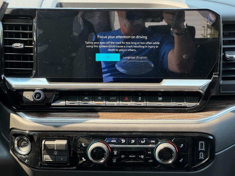 Chevrolet Silverado 1500 Vehicle Full-screen Gallery Image 9