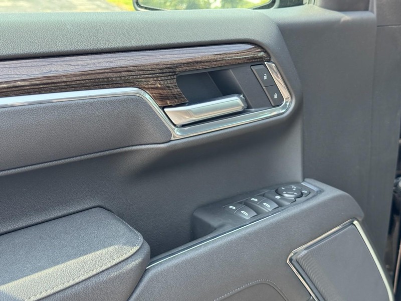 Chevrolet Silverado 1500 Vehicle Full-screen Gallery Image 12