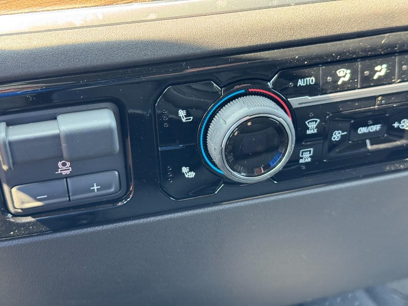 Chevrolet Silverado 1500 Vehicle Full-screen Gallery Image 18