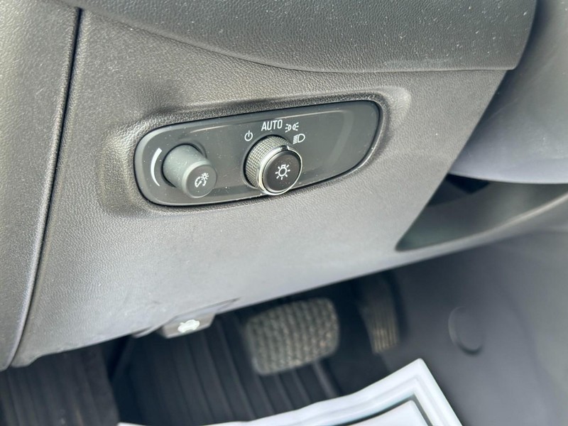 Chevrolet Equinox Vehicle Full-screen Gallery Image 16