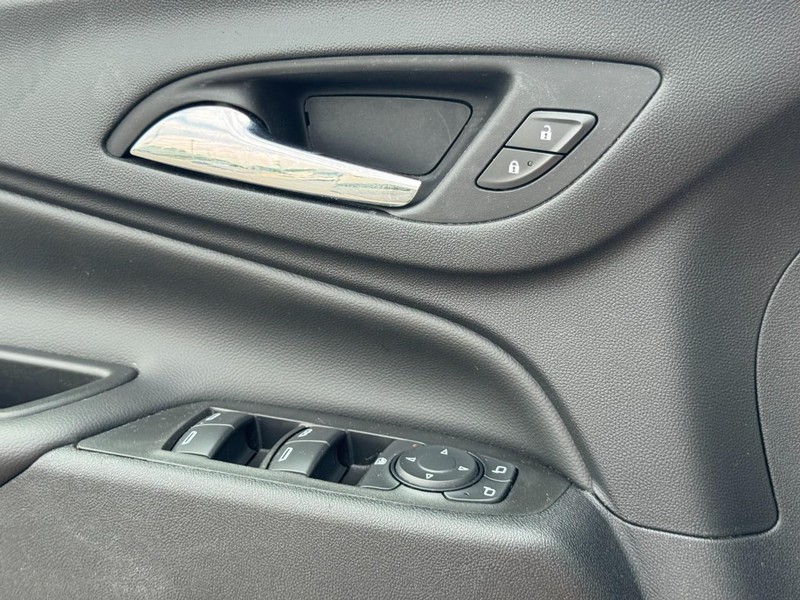 Chevrolet Equinox Vehicle Full-screen Gallery Image 21