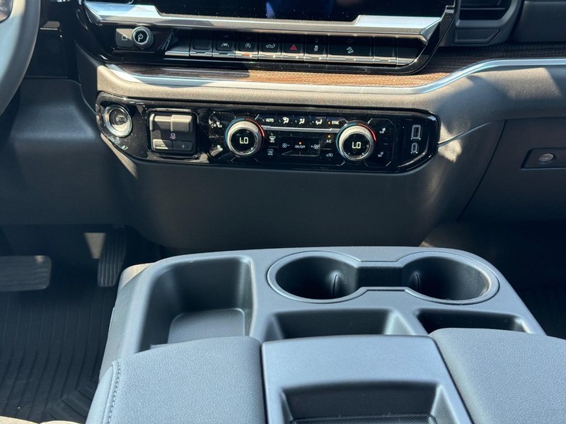 Chevrolet Silverado 1500 Vehicle Full-screen Gallery Image 9