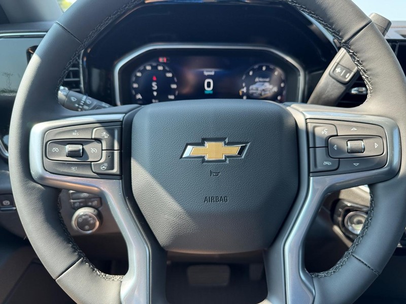 Chevrolet Silverado 1500 Vehicle Full-screen Gallery Image 12