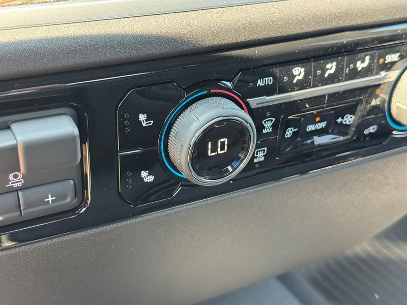 Chevrolet Silverado 1500 Vehicle Full-screen Gallery Image 15