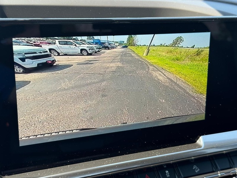 Chevrolet Silverado 1500 Vehicle Full-screen Gallery Image 16
