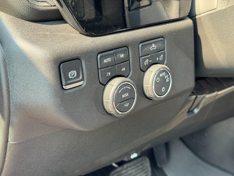 Chevrolet Silverado 1500 Vehicle Full-screen Gallery Image 12