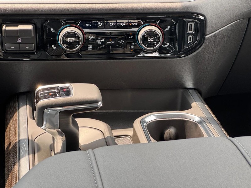 Chevrolet Silverado 1500 Vehicle Full-screen Gallery Image 9