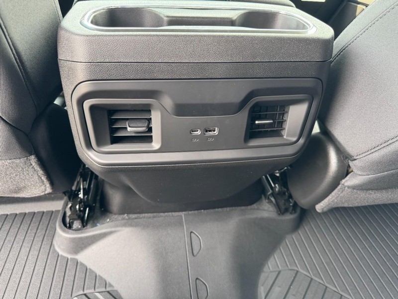 Chevrolet Silverado 1500 Vehicle Full-screen Gallery Image 10