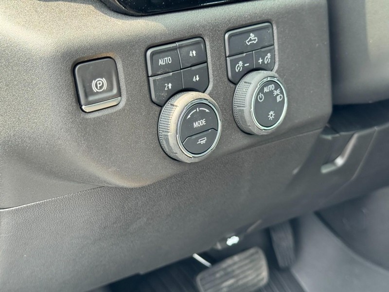 Chevrolet Silverado 1500 Vehicle Full-screen Gallery Image 12