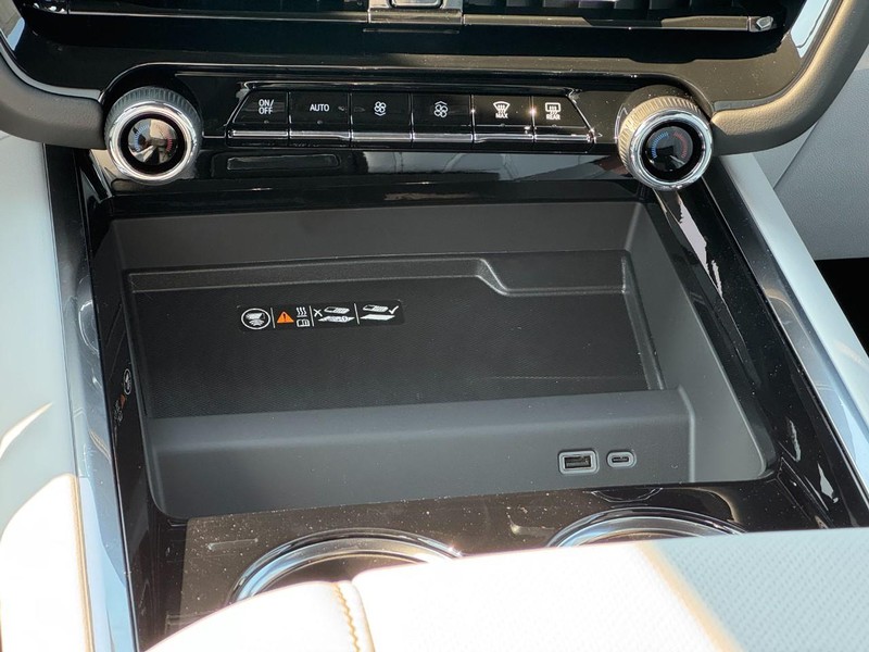 Chevrolet Tahoe Vehicle Full-screen Gallery Image 11