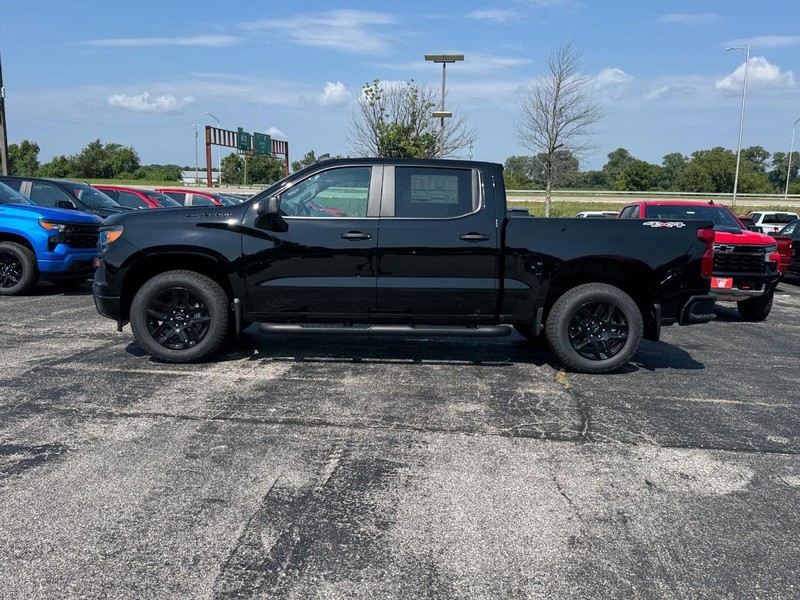Chevrolet Silverado 1500 Vehicle Full-screen Gallery Image 2