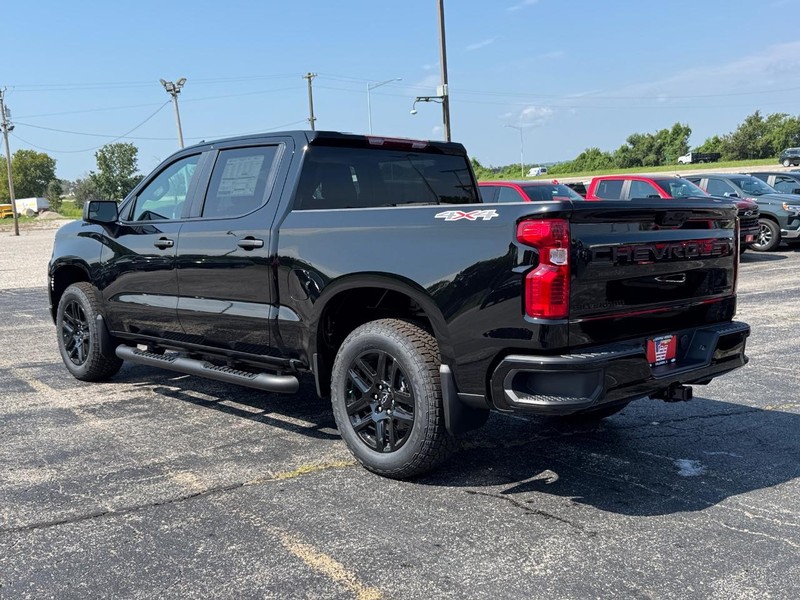Chevrolet Silverado 1500 Vehicle Full-screen Gallery Image 3