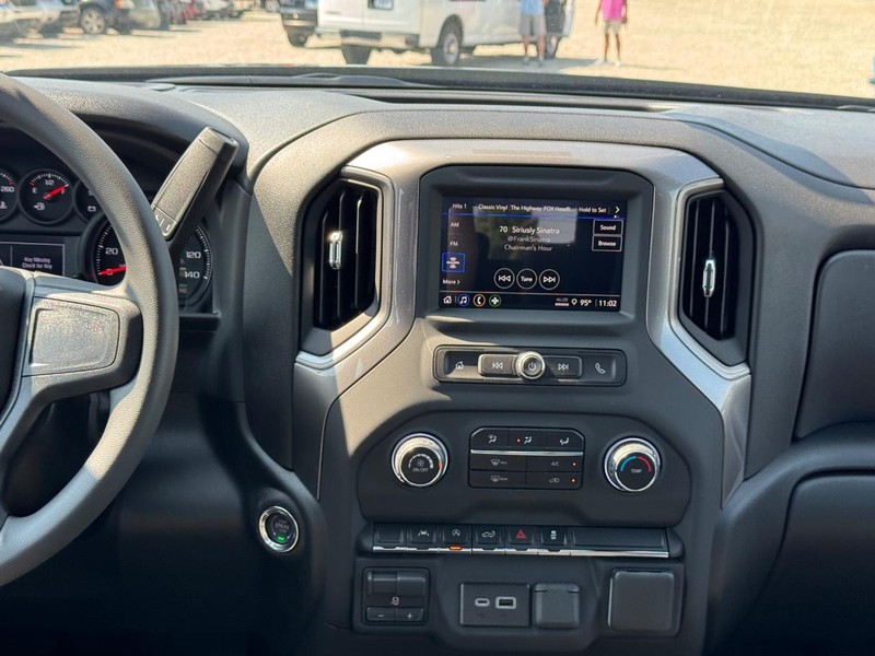 Chevrolet Silverado 1500 Vehicle Full-screen Gallery Image 8