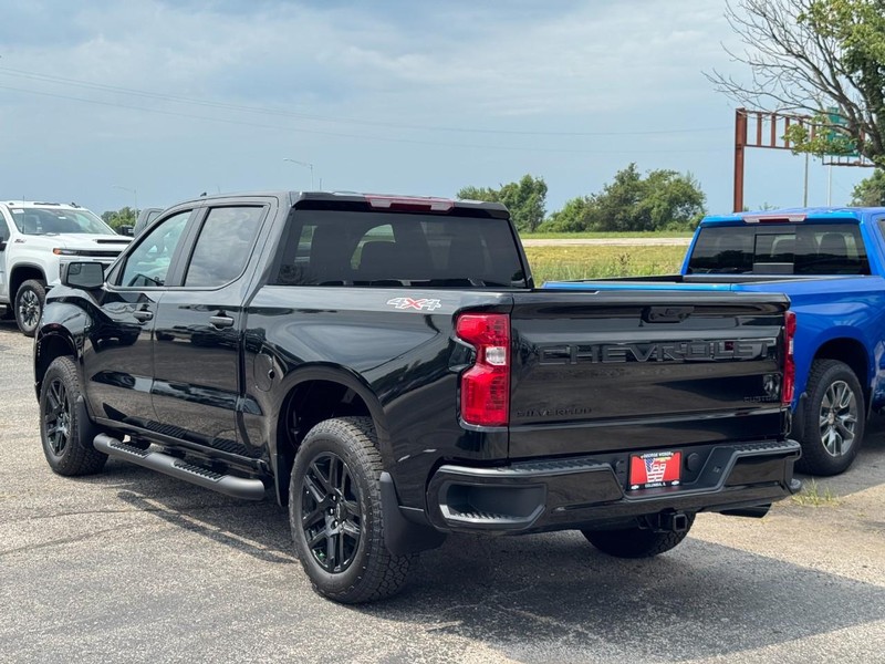 Chevrolet Silverado 1500 Vehicle Full-screen Gallery Image 3
