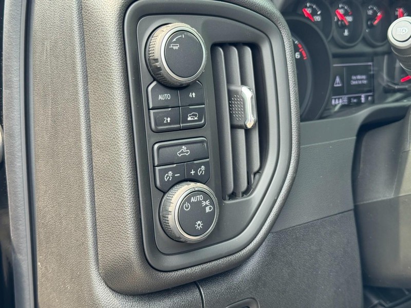 Chevrolet Silverado 1500 Vehicle Full-screen Gallery Image 11