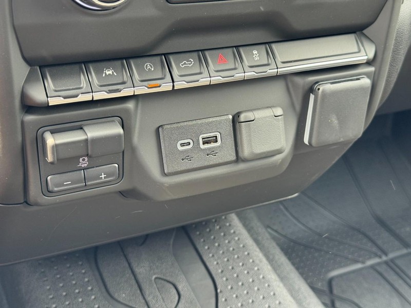 Chevrolet Silverado 1500 Vehicle Full-screen Gallery Image 13