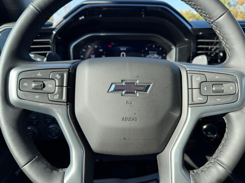 Chevrolet Silverado 1500 Vehicle Full-screen Gallery Image 12