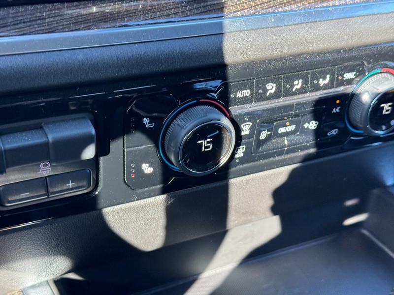 Chevrolet Silverado 1500 Vehicle Full-screen Gallery Image 15