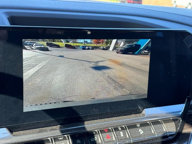 Chevrolet Silverado 1500 Vehicle Full-screen Gallery Image 16