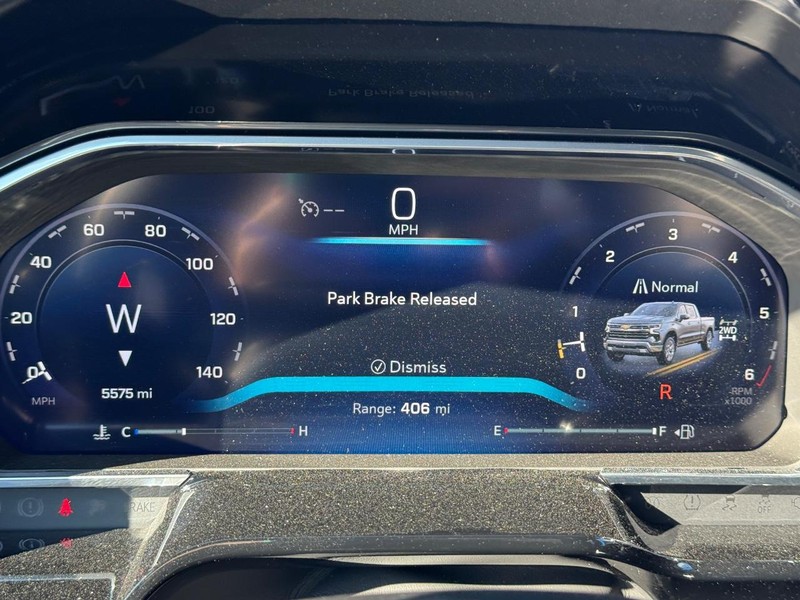 Chevrolet Silverado 1500 Vehicle Full-screen Gallery Image 17