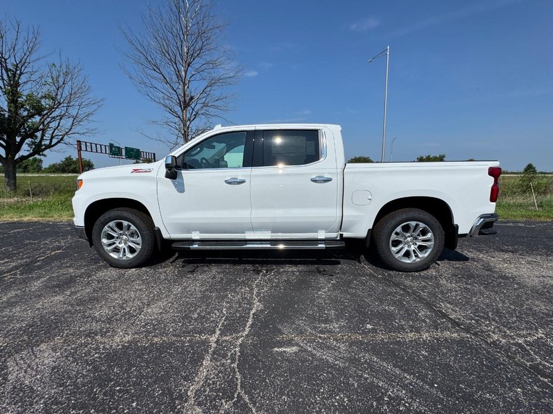 Chevrolet Silverado 1500 Vehicle Full-screen Gallery Image 2
