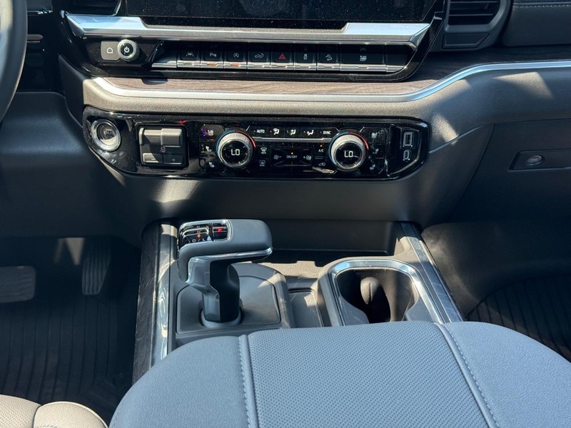 Chevrolet Silverado 1500 Vehicle Full-screen Gallery Image 9