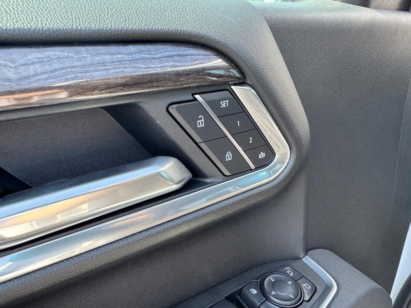 Chevrolet Silverado 1500 Vehicle Full-screen Gallery Image 12