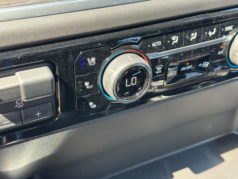 Chevrolet Silverado 1500 Vehicle Full-screen Gallery Image 16