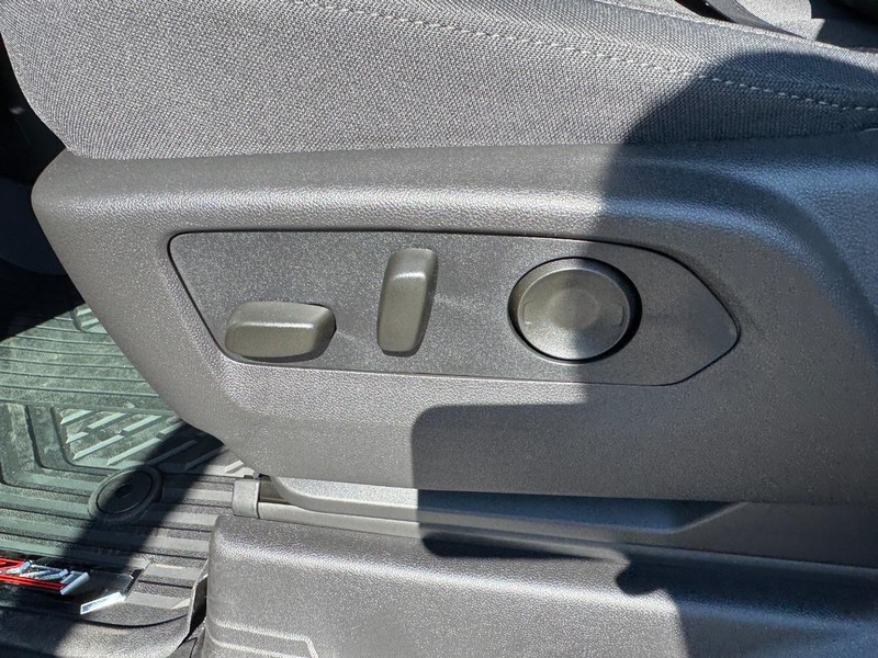 Chevrolet Silverado 1500 Vehicle Full-screen Gallery Image 10