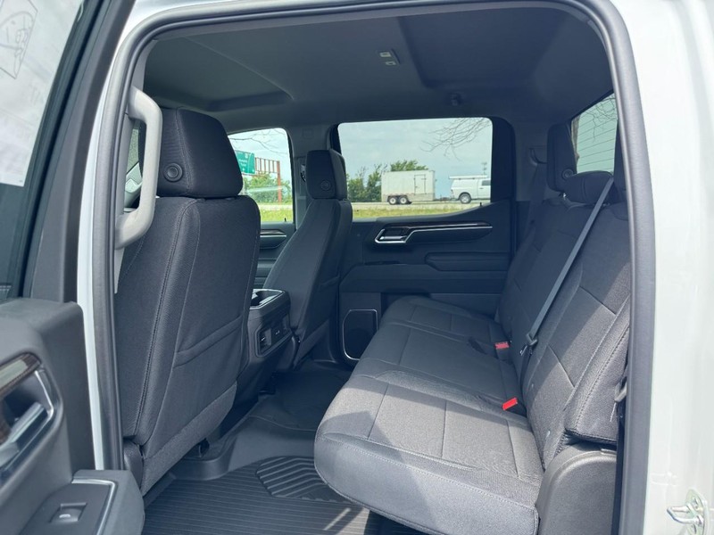 Chevrolet Silverado 1500 Vehicle Full-screen Gallery Image 5