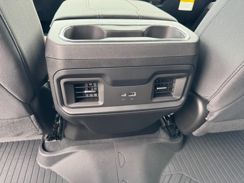 Chevrolet Silverado 1500 Vehicle Full-screen Gallery Image 10