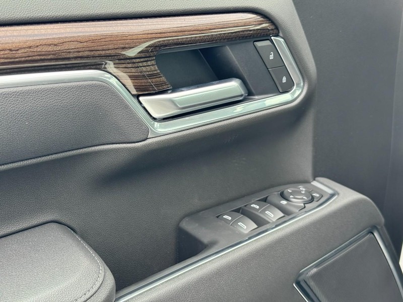 Chevrolet Silverado 1500 Vehicle Full-screen Gallery Image 11